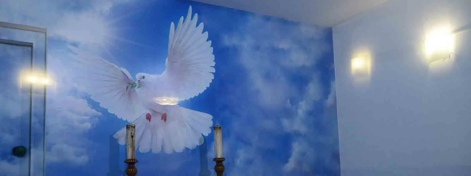 interior tanatorio mural de una paloma de la paz